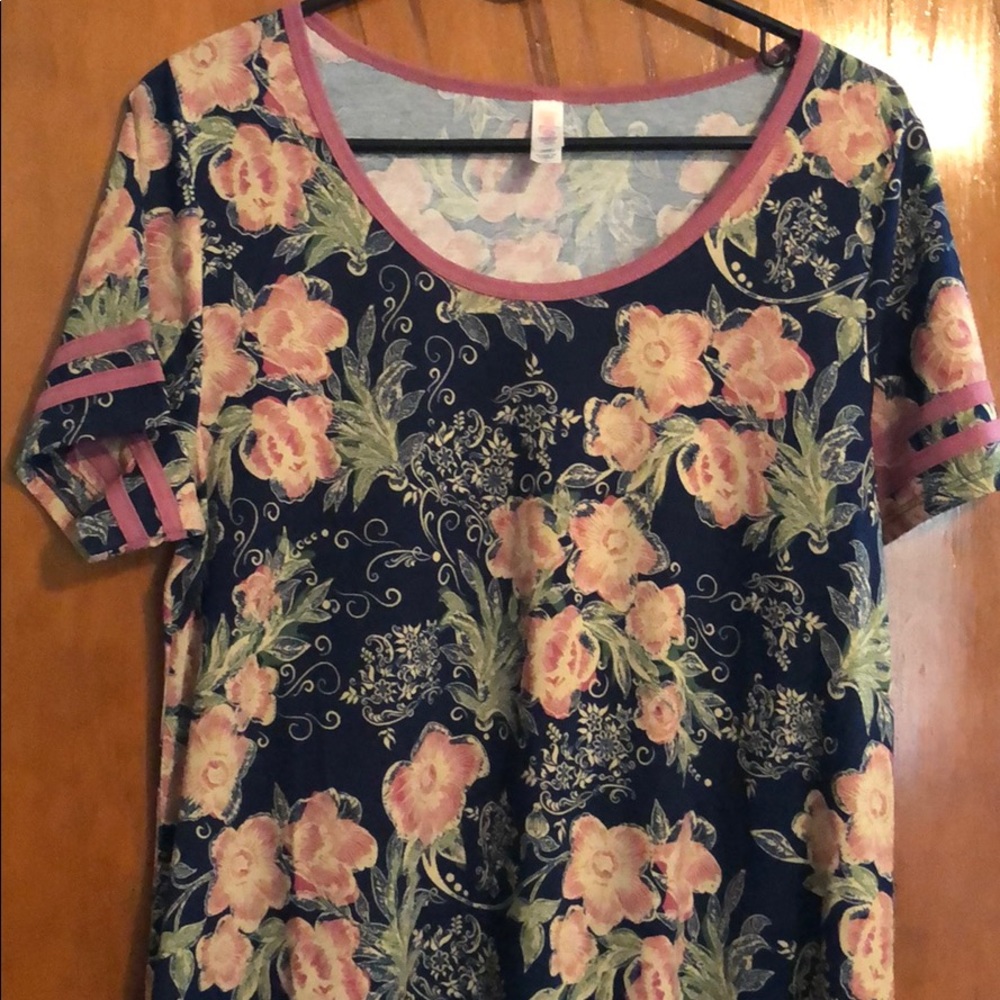 Large Lularoe classic tee